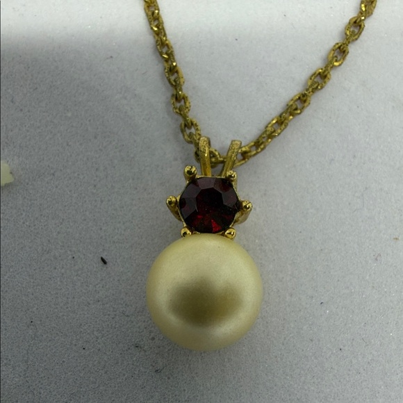 Vintage Gold Pearl Avon Pendant Necklace - Picture 2 of 3